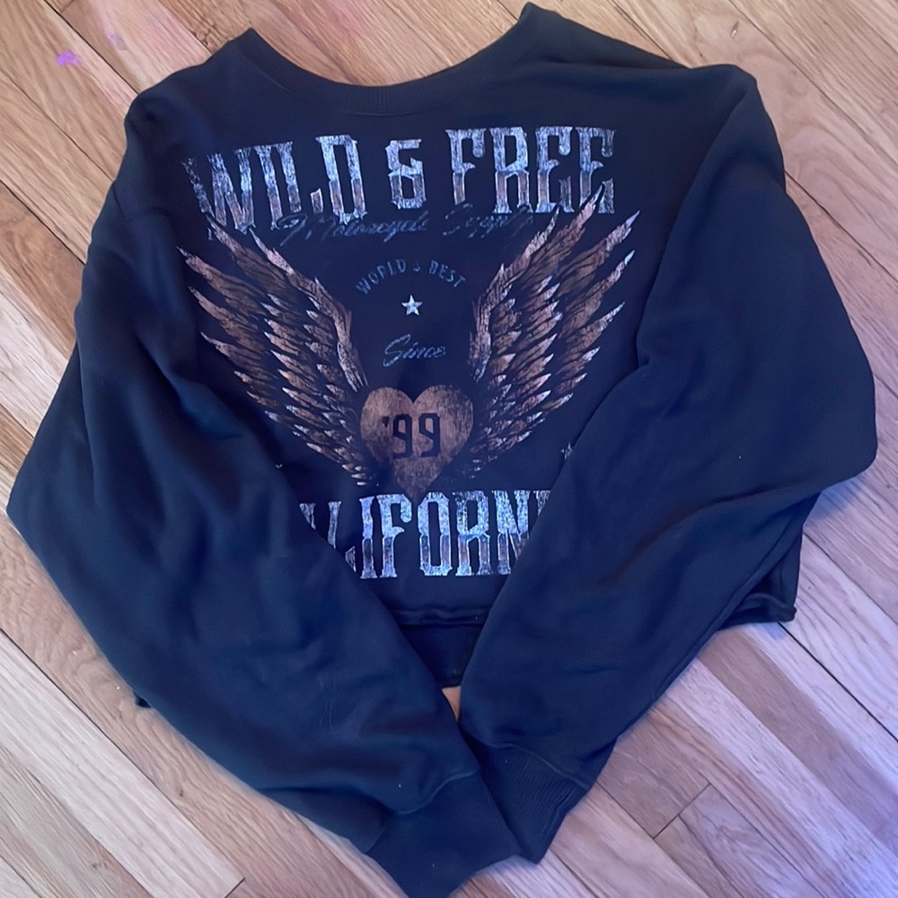 medium hollister wild crop top - lightly used - great condition